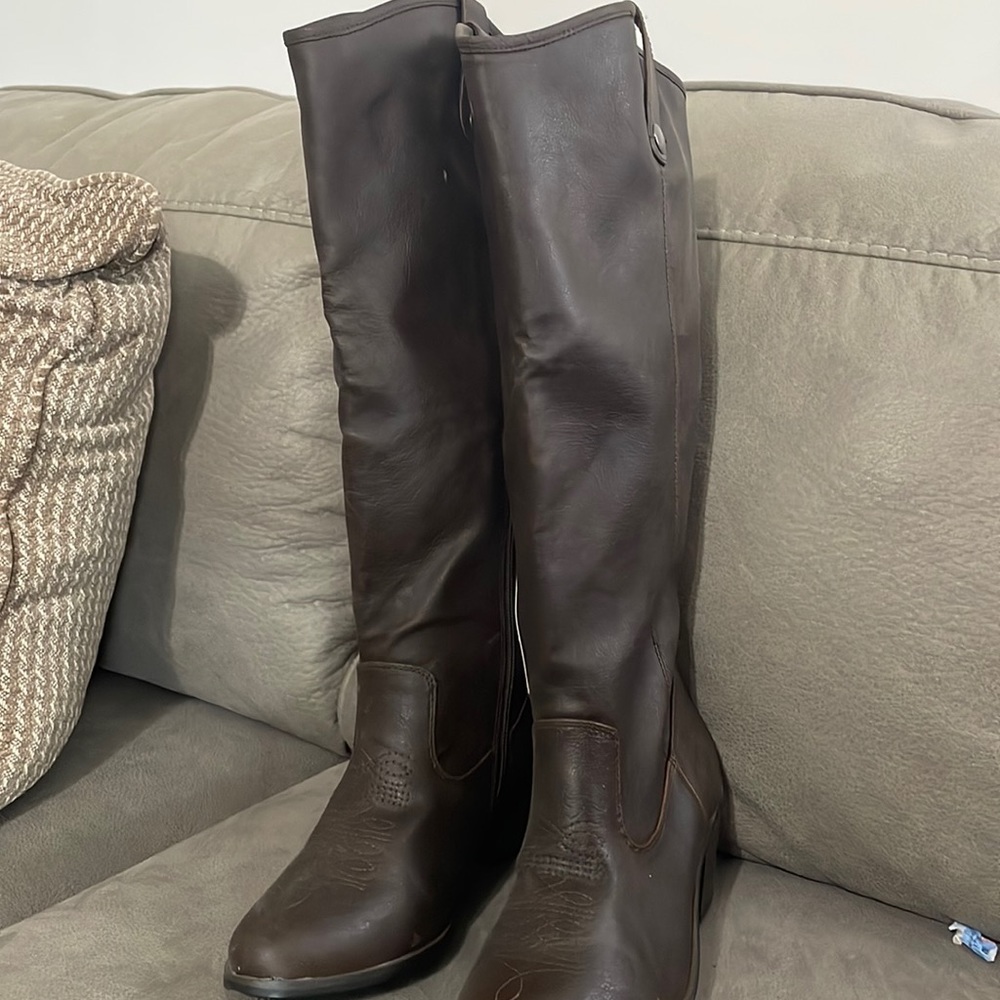 Women’s boots size 9